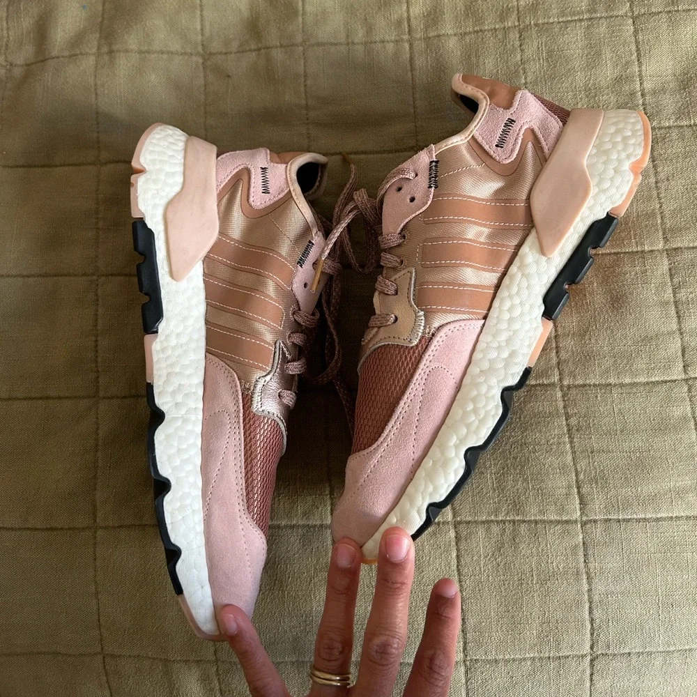 Women’s Adidas Nite Jogger Rose Gold Size 8 - Picture 3 of 6